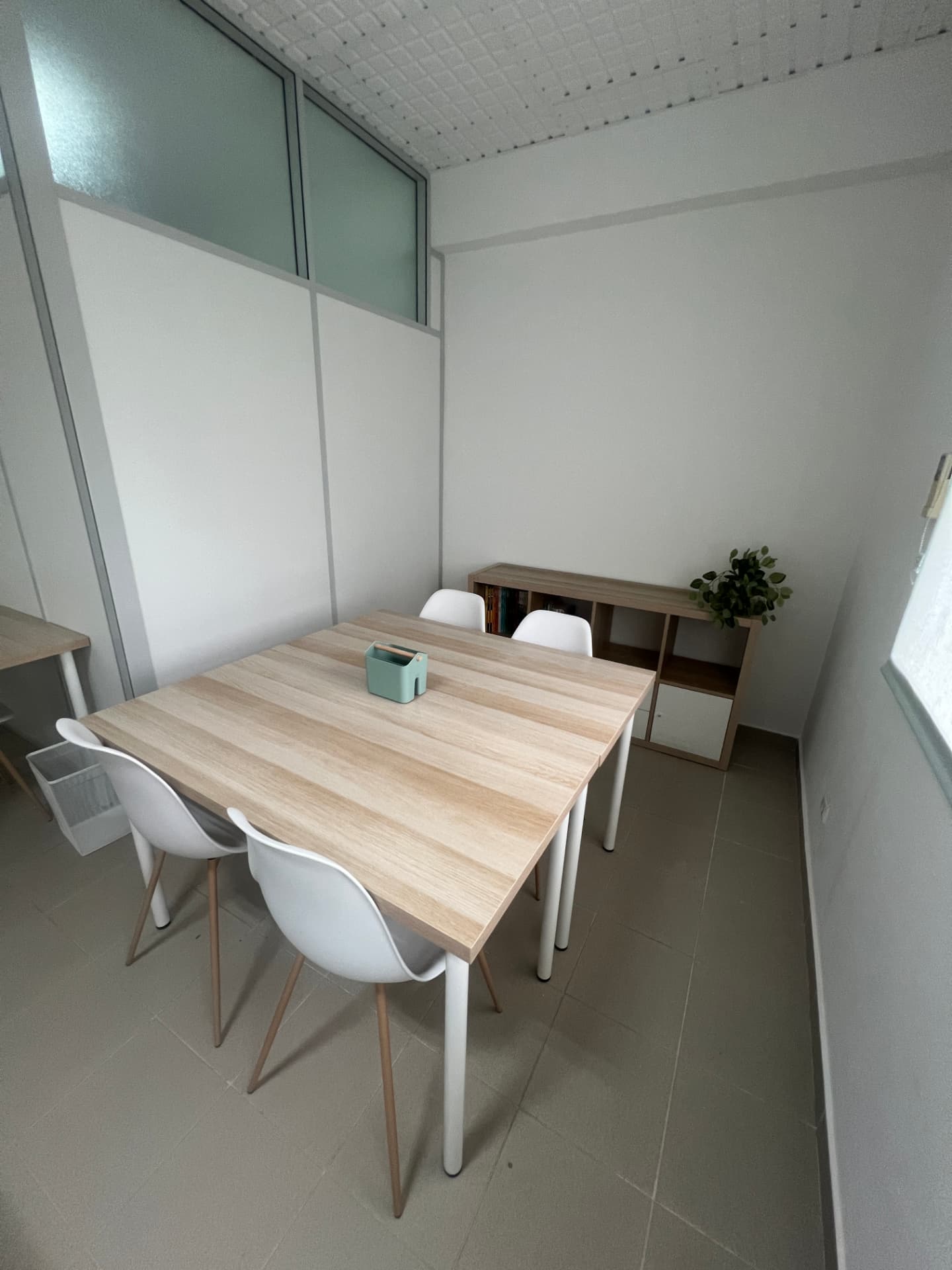 Sala de estudo com mesa de trabalho e estante de livros