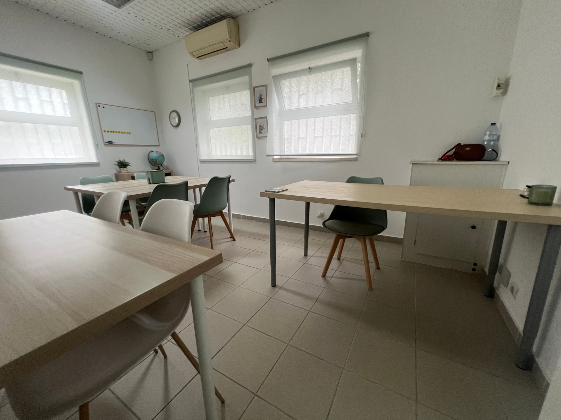 Espaço amplo com várias mesas de estudo
